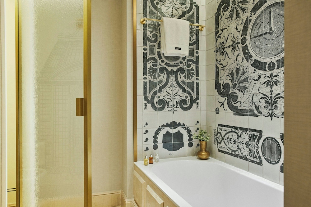 Palace Suite - Photo 19