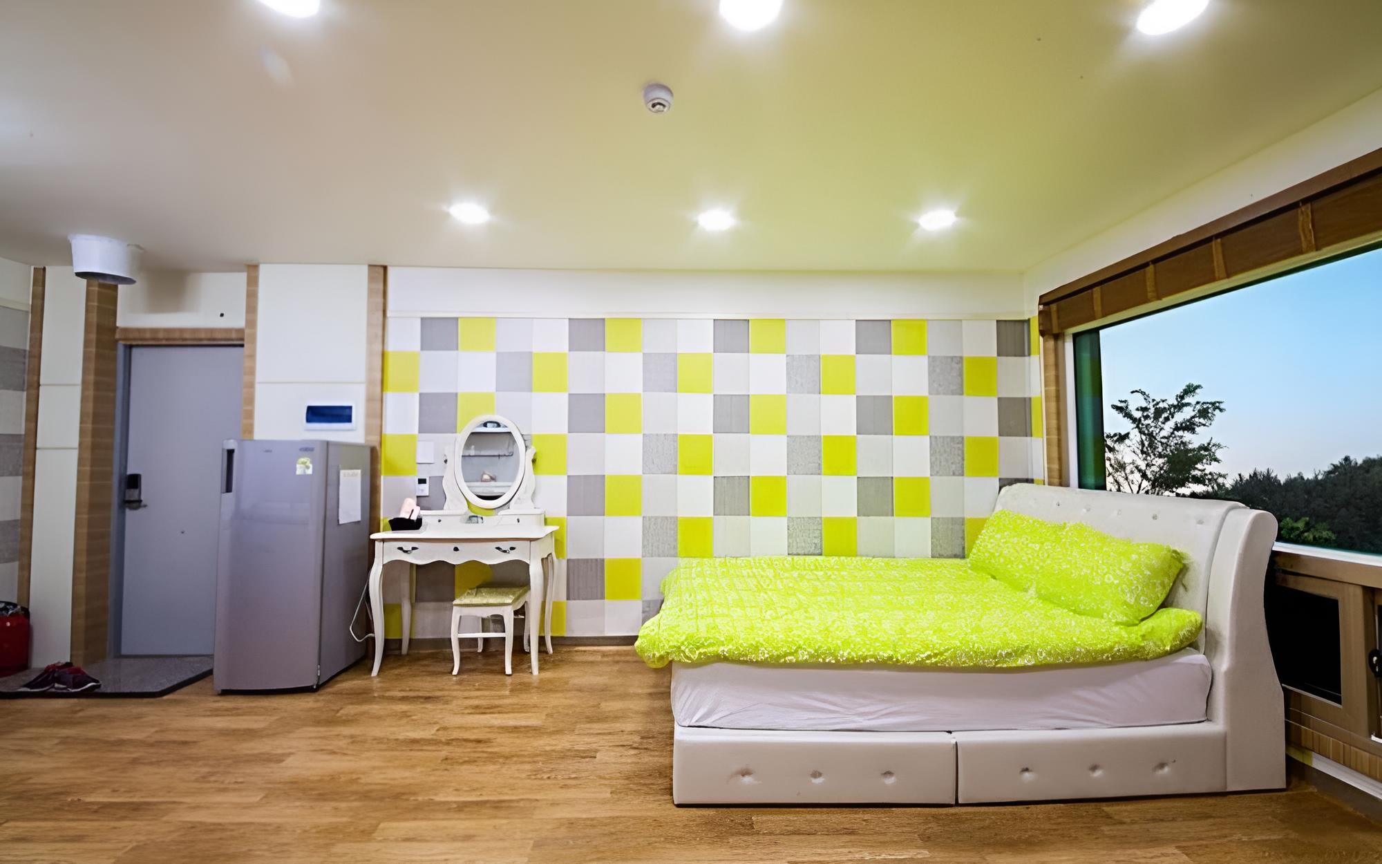 Room (Room Story 203) photo 3
