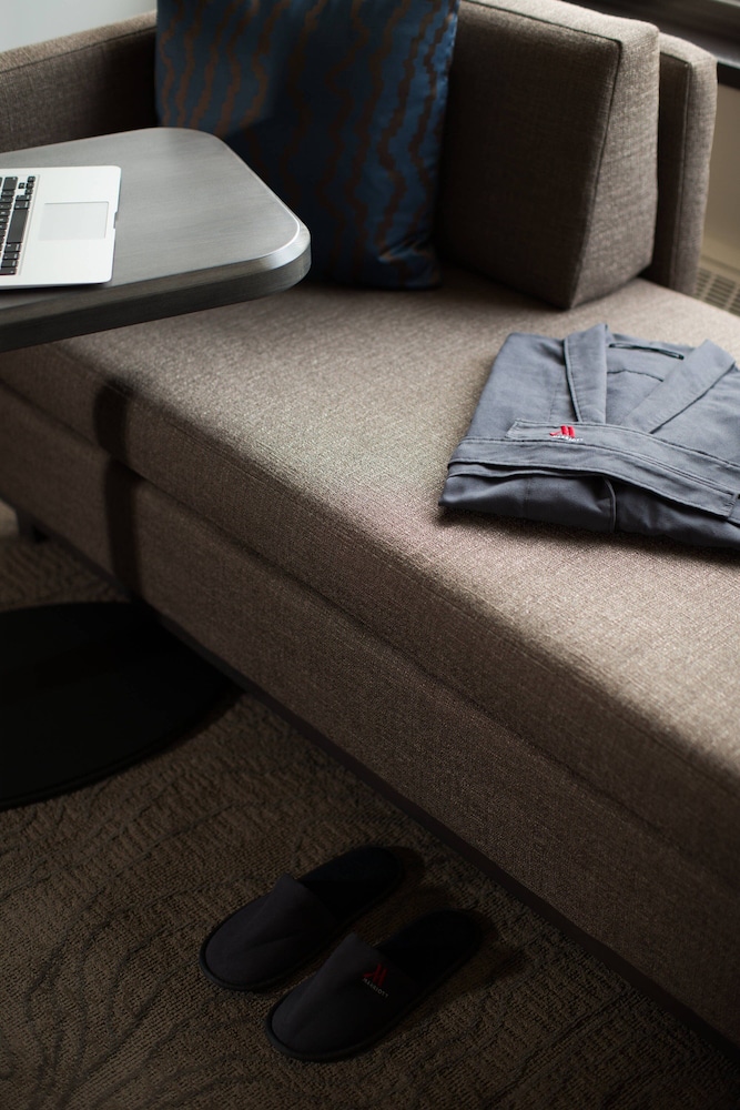 Suite, 1 Bedroom, Corner (Corner) - Photo 4
