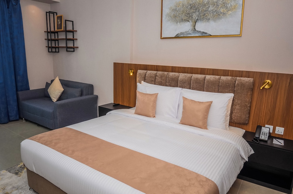 Premium Room, 1 King Bed, Non Smoking (Living Room;with Sofabed) photo 1