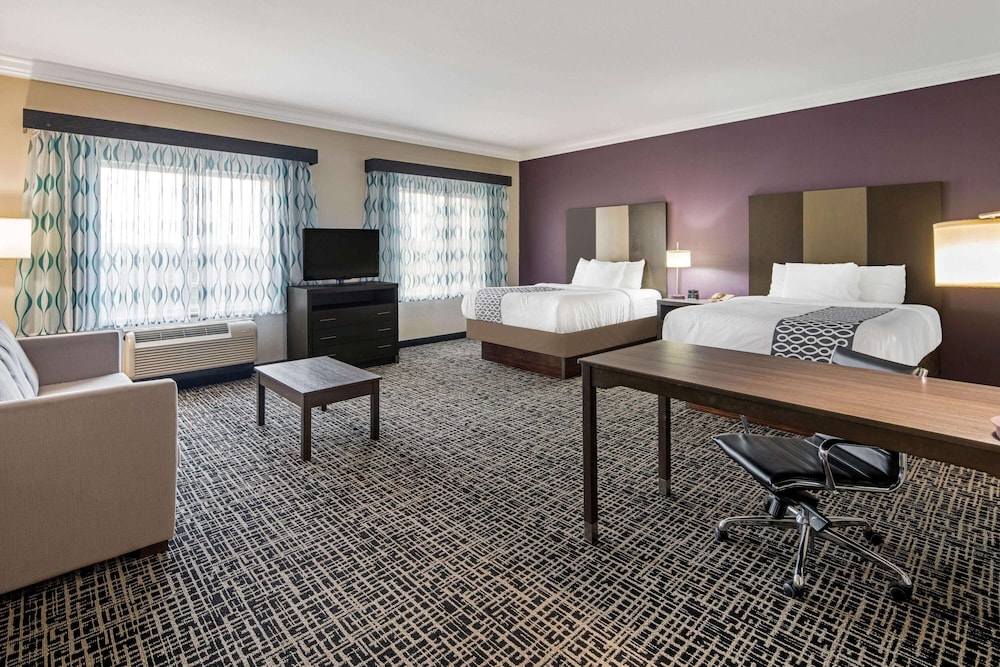 Suite, 2 Queen Beds, Non Smoking - Photo 2