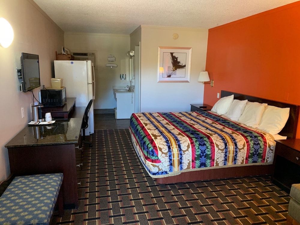 Standard Room, 1 King Bed, Smoking (Upstairs Only)