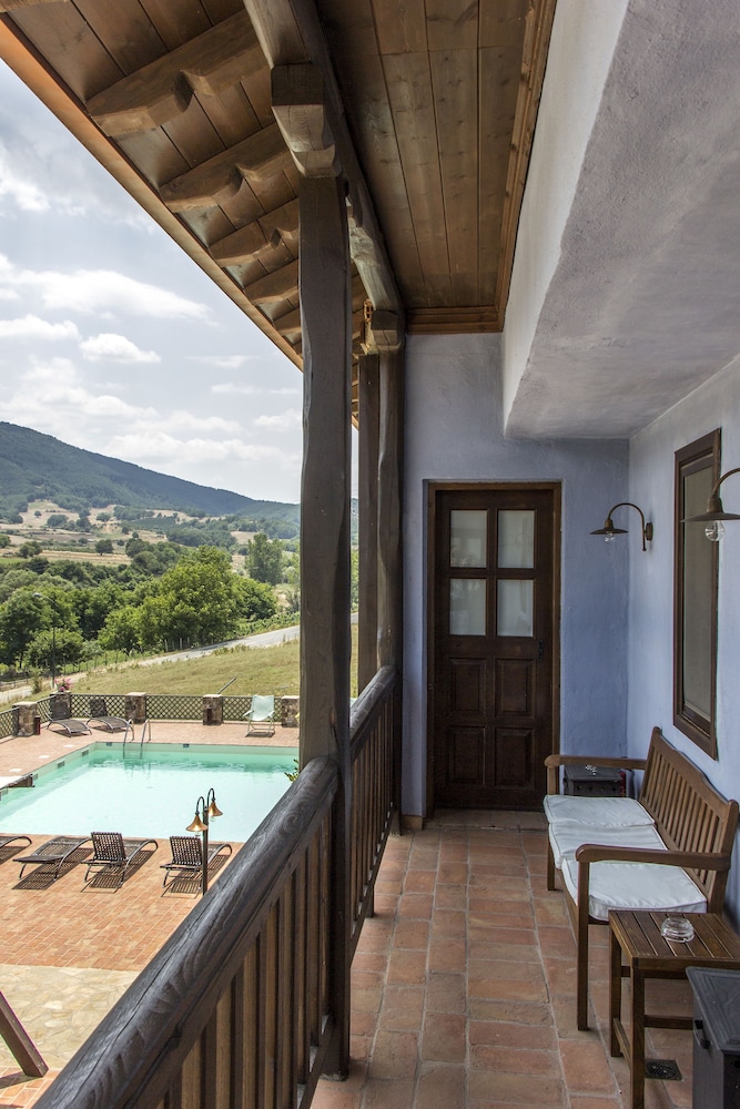 Classic Double Room, 1 King Bed, Non Smoking, Mountain View (2 People) photo 3