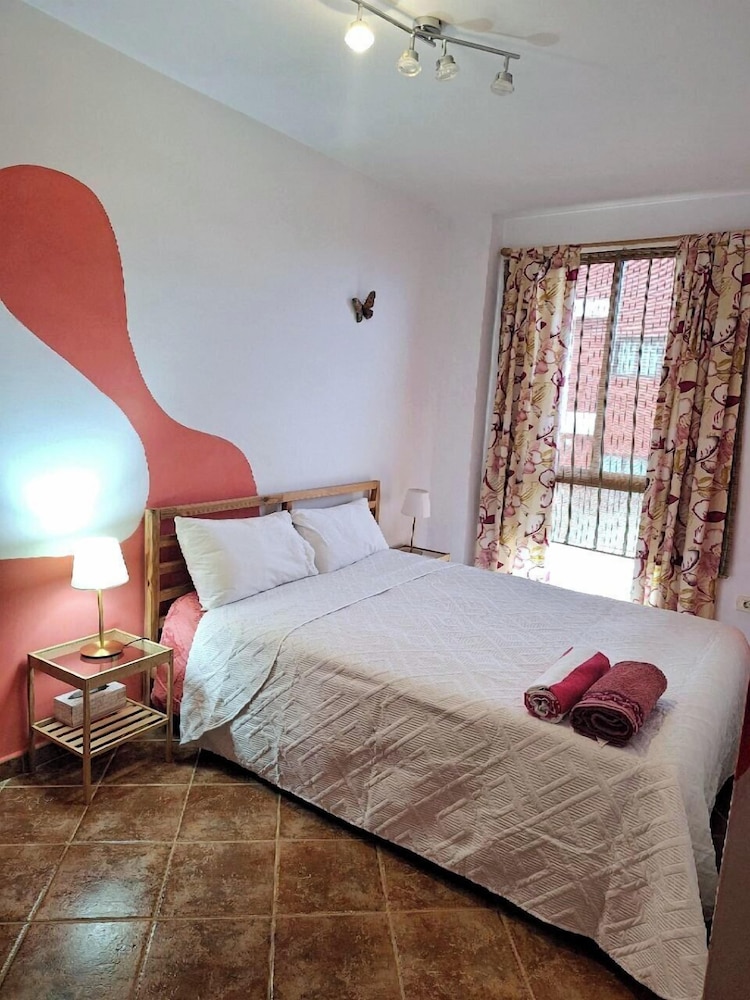 Habitación Doble Clásica, 1 Cama Queen, Baño Compartido, Vista a la Ciudad