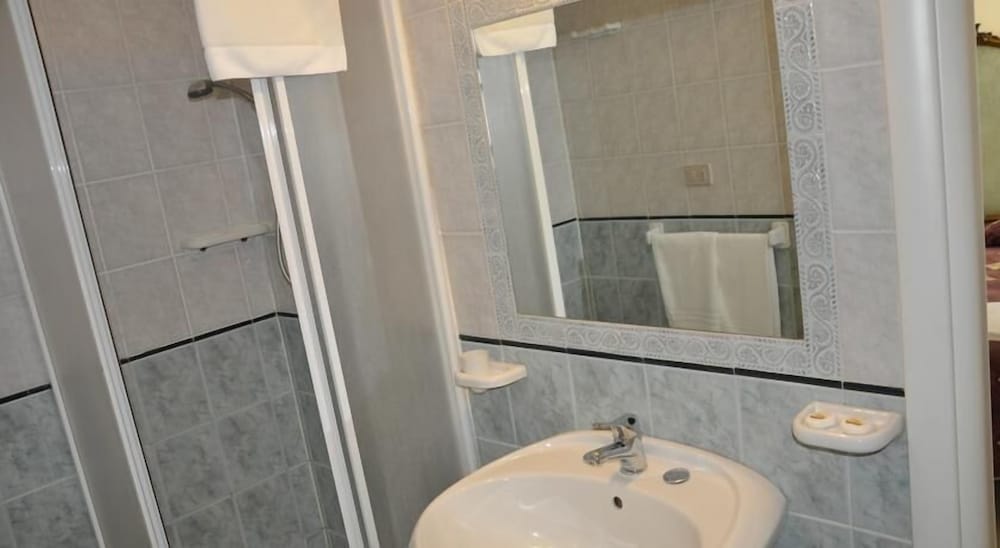 Standard Double Room - Photo 8