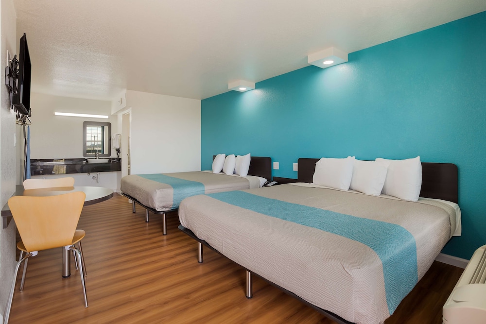 Standard Room, Multiple Beds, Non Smoking photo 2
