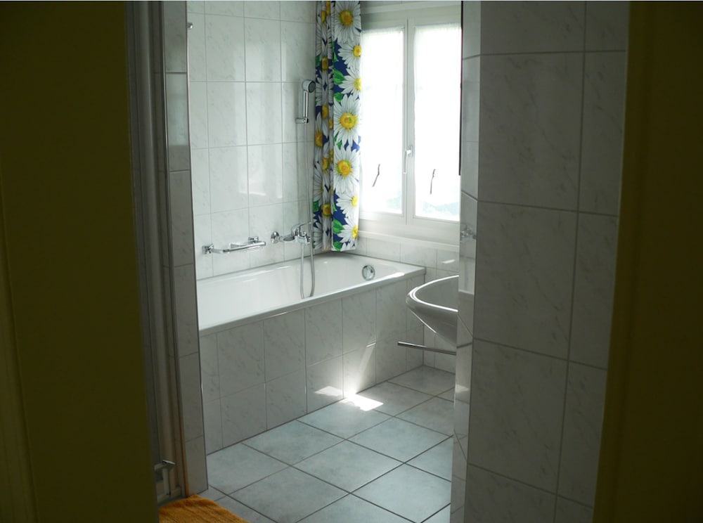 Traditional Single Room, Shared Bathroom photo 3