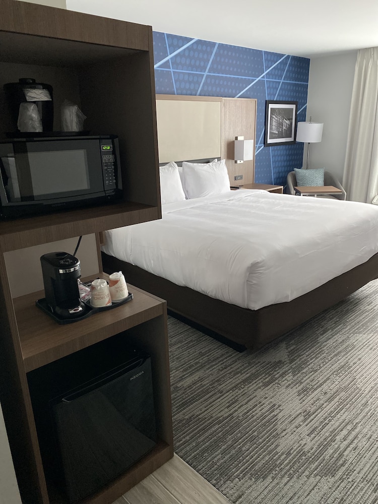 Standard Room, 1 King Bed, Non Smoking - Photo 3