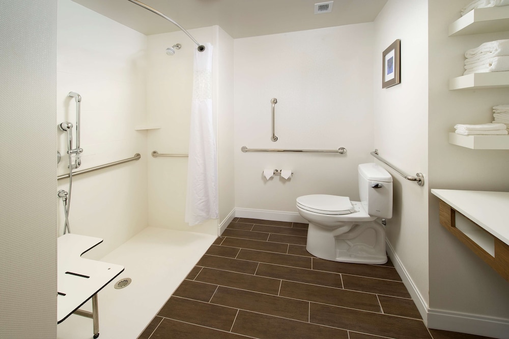 Room, 1 King Bed, Accessible photo 2