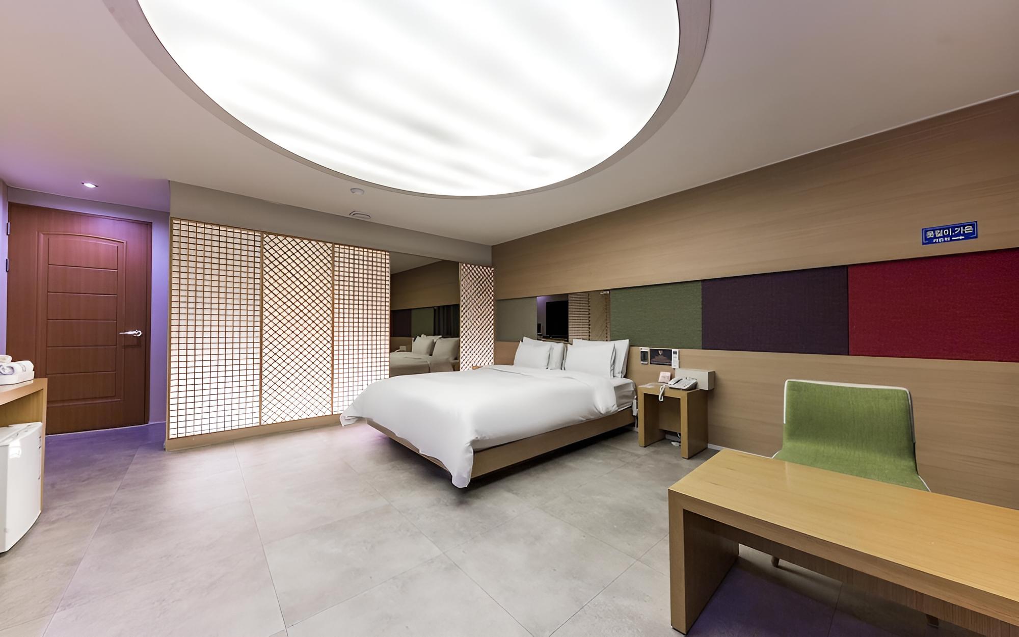 Room (Cinema Room (Netflix)(Breakfast)) - Photo 2