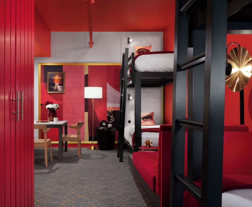 Room, Multiple Beds - Photo 9