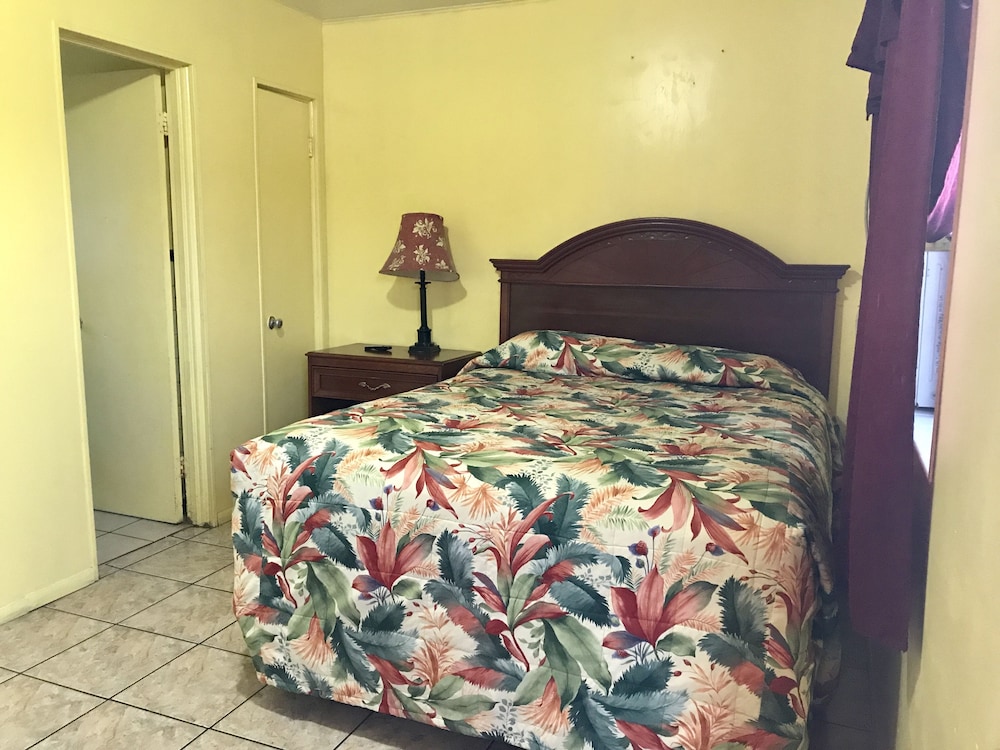 Room, 1 Queen Bed, Refrigerator & Microwave, Courtyard View photo 1