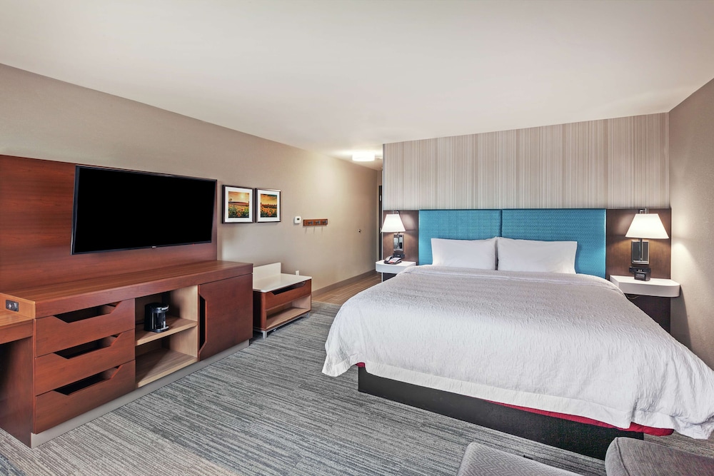 Room, 1 King Bed, Non Smoking, Refrigerator - Photo 2