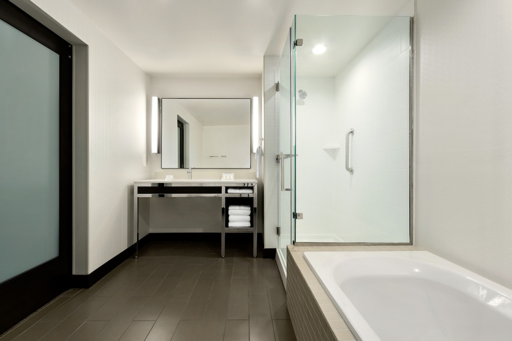 Suite, 1 King Bed, Accessible, Non Smoking (hearing acc) photo 2