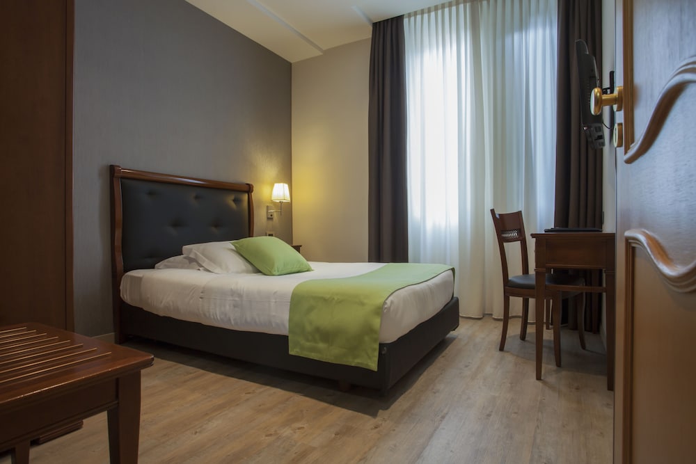 Standard Double or Twin Room - Photo 3