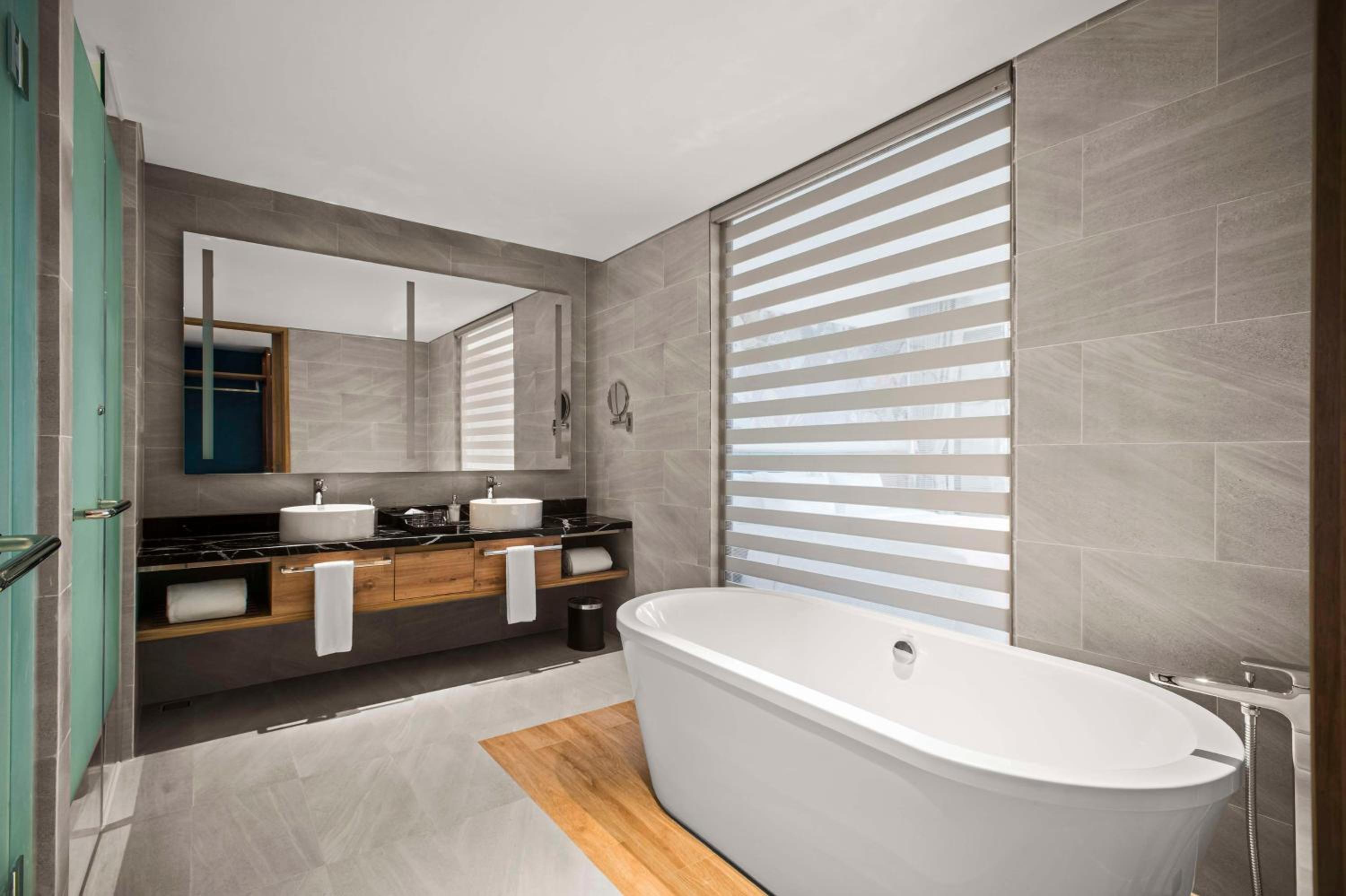 One-Bedroom Suite with Balcony and Sea View - High Floor photo 2