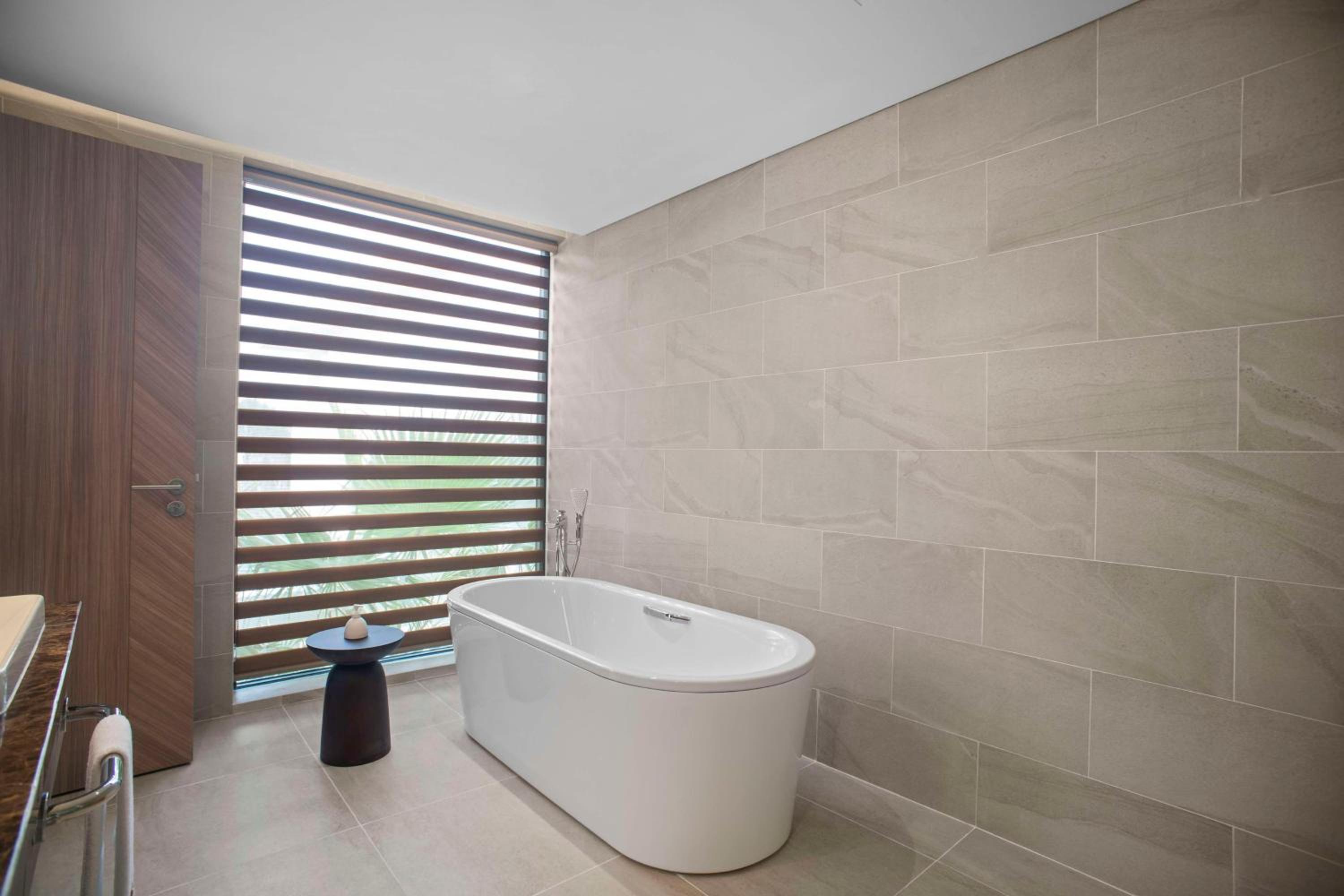 King Suite with Jacuzzi and Garden View photo 3