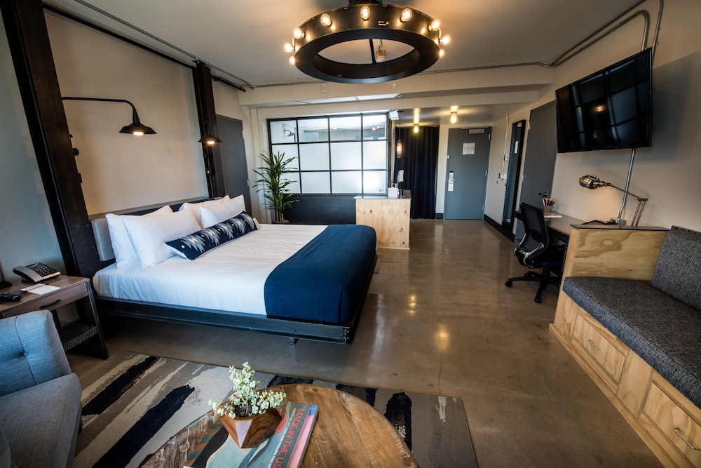 Deluxe Room, 1 King Bed - Photo 4