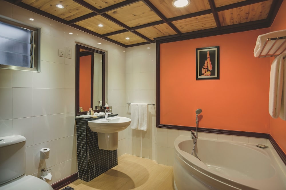 Superior Room, 1 King Bed, Bathtub, City View photo 2