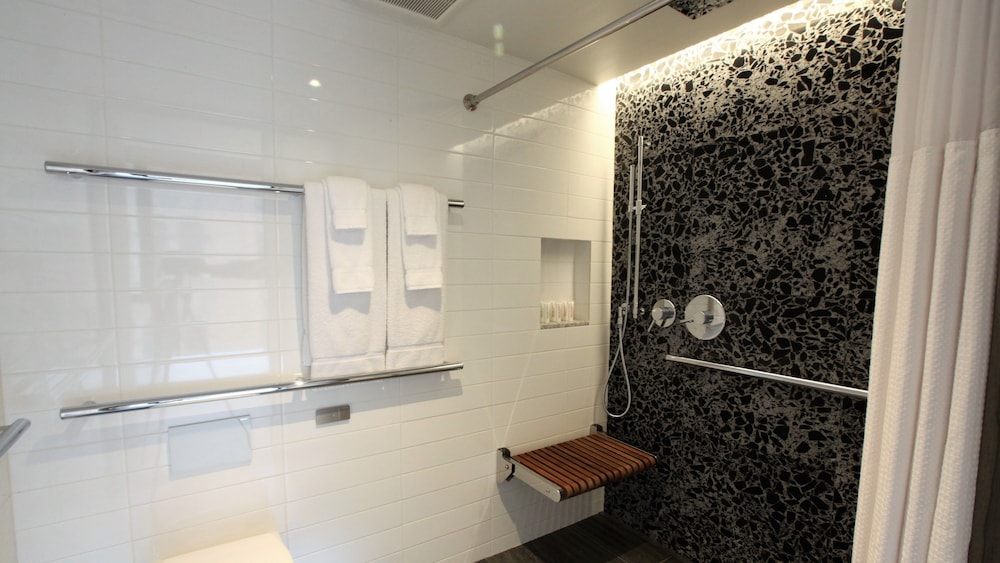 Superior Room, 1 Queen Bed, Mobility Accessible thumbnail 5