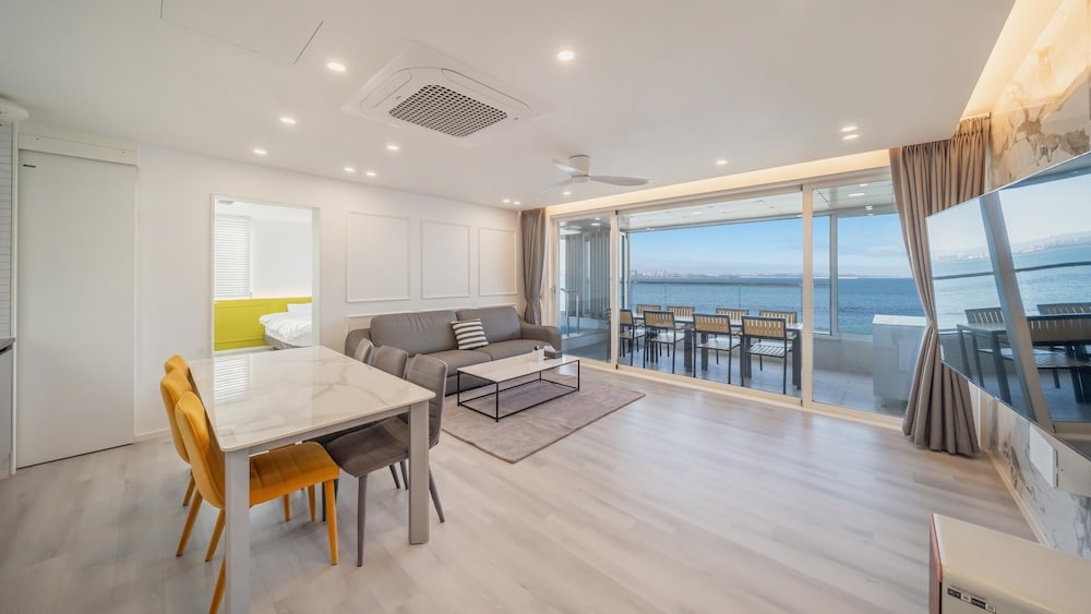 Basic Room, 2 Bedrooms (B301(Ocean View / Private BBQ / Pool)) photo 1