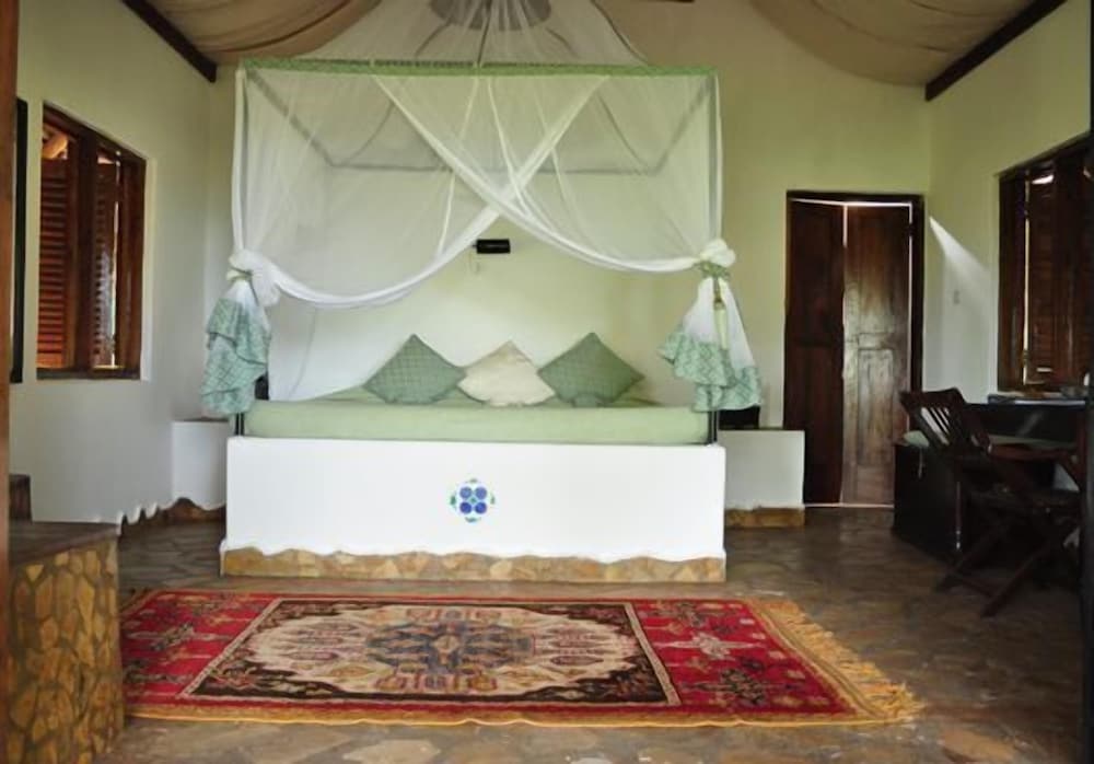 Double Room, 1 King Bed, Partial Sea View, Garden Area photo 1