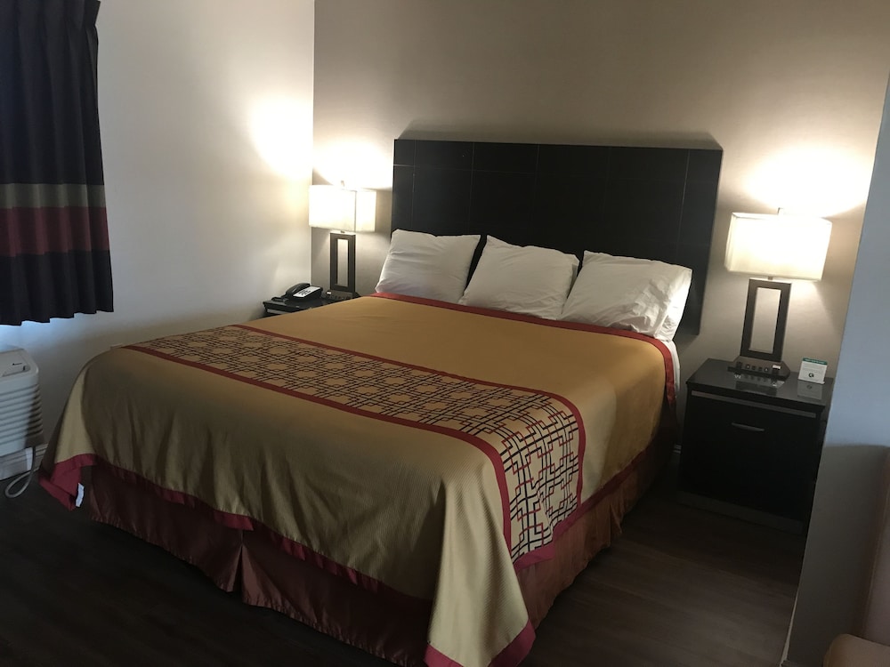 Deluxe Room, 1 King Bed, Non Smoking photo 1
