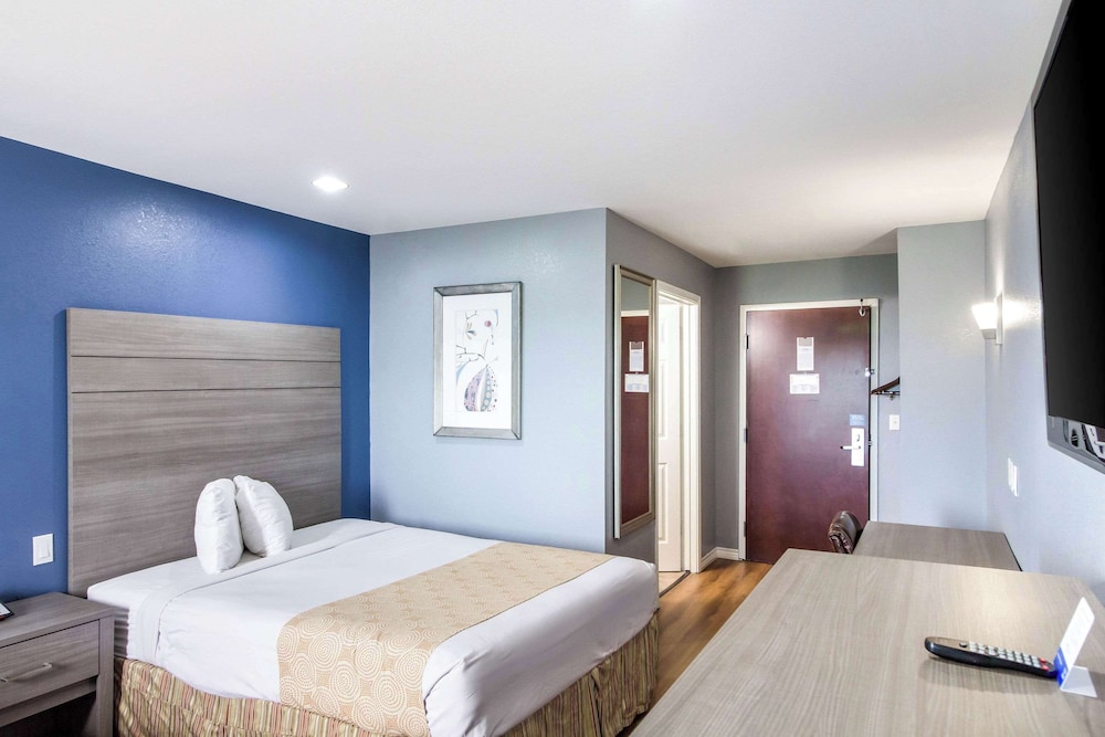 Standard Room, 2 Queen Beds, Non Smoking photo 3