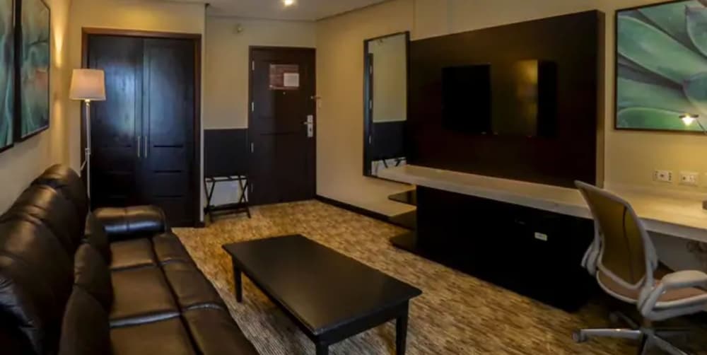 Junior Suite, 1 King Bed, City View - Photo 4