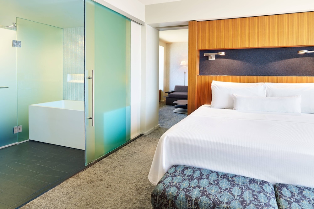 Club Suite, 1 Double Bed, Corner (Mobility Accessible, Roll-In Shower) - Photo 1