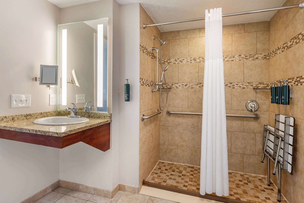 2 Bedroom, 1 King & 2 Double Oceanfront Suite, Accessible (Hearing, Roll-in Shower)