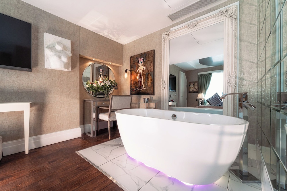 Deluxe Suite photo 2