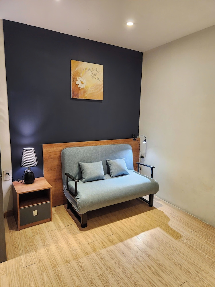 Deluxe King Room with Balcony - Photo 5