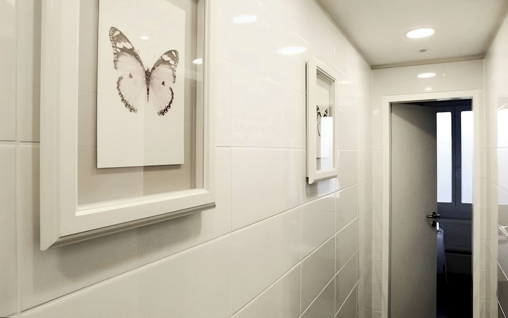 Family Room, Shared Bathroom thumbnail 5