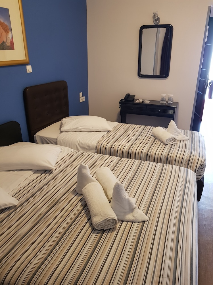 Standard Triple Room, Ensuite, City View photo 3