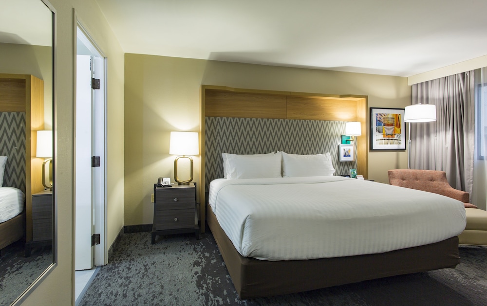 Standard Room, 1 Queen Bed, Accessible (Roll-In Shower) - Photo 3