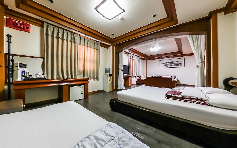 Room (Large family room (MT seminar)) - Photo 1