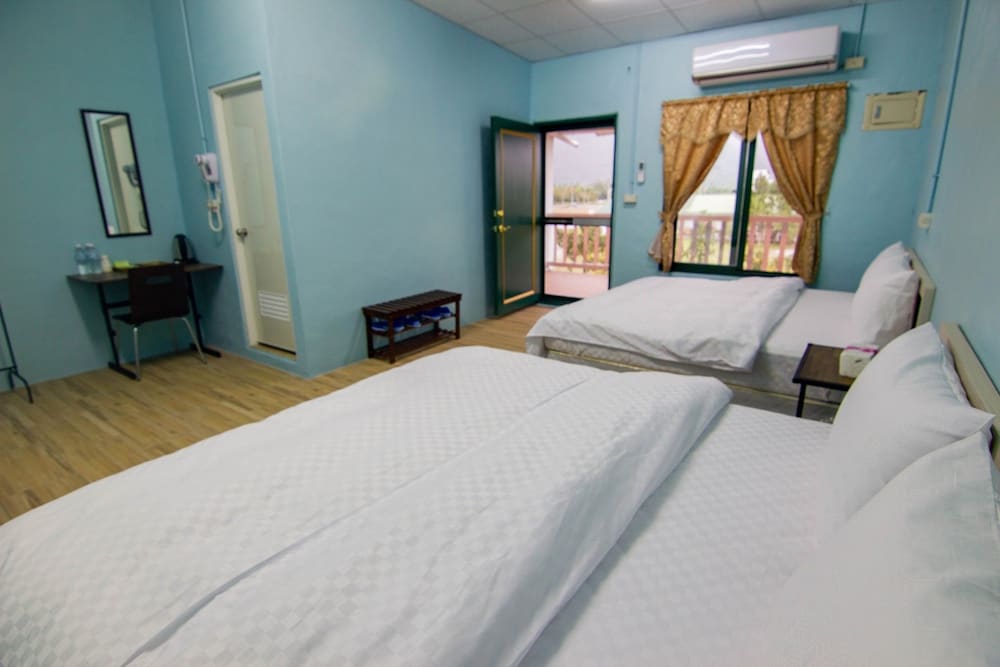 Classic Quadruple Room, 2 Queen Beds, Non Smoking, Mountain View photo 1