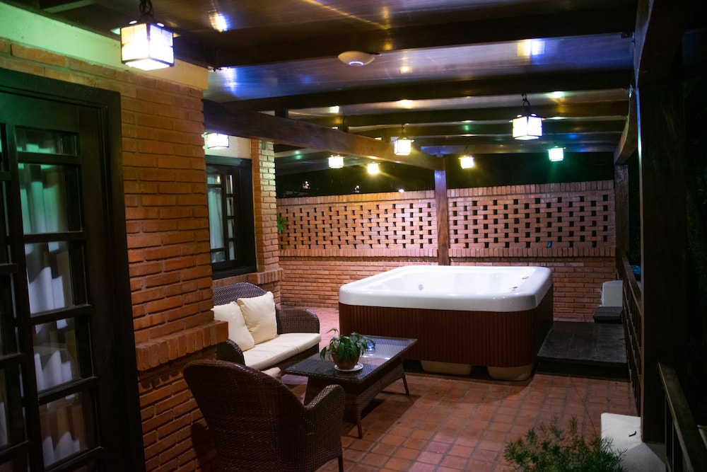Honeymoon Suite, 1 Queen Bed, Jetted Tub photo 2