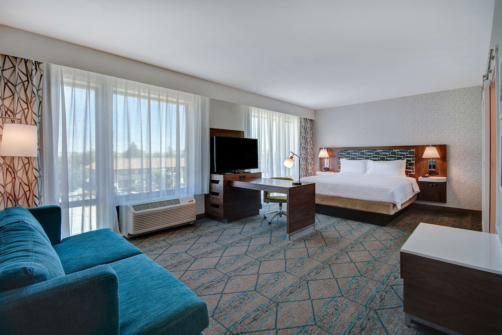 Standard Studio Suite, 1 King Bed, Refrigerator & Microwave (Wet bar) - Photo 4