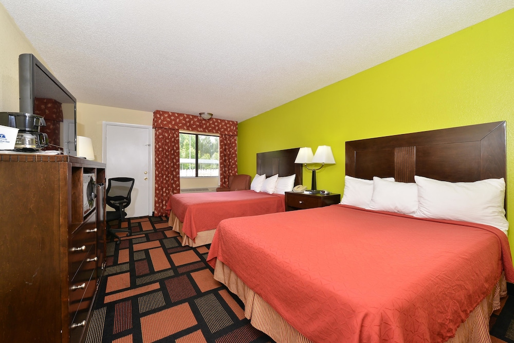 Room, 2 Queen Beds, Smoking - Photo 1