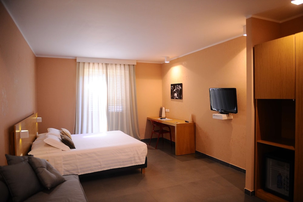 Superior Room, 1 Queen Bed, Non Smoking (Converts to 2 Twin Beds) - Photo 3