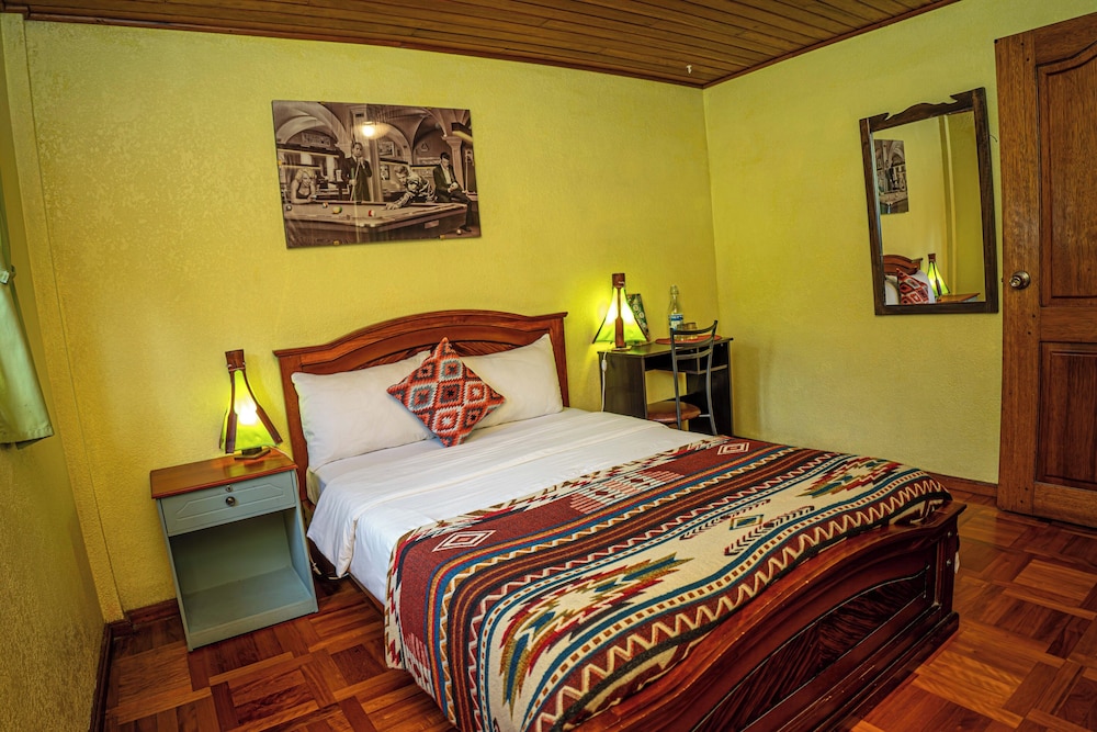 Basic Double Room, 1 Queen Bed, Garden View (Baño Compartido) photo 2