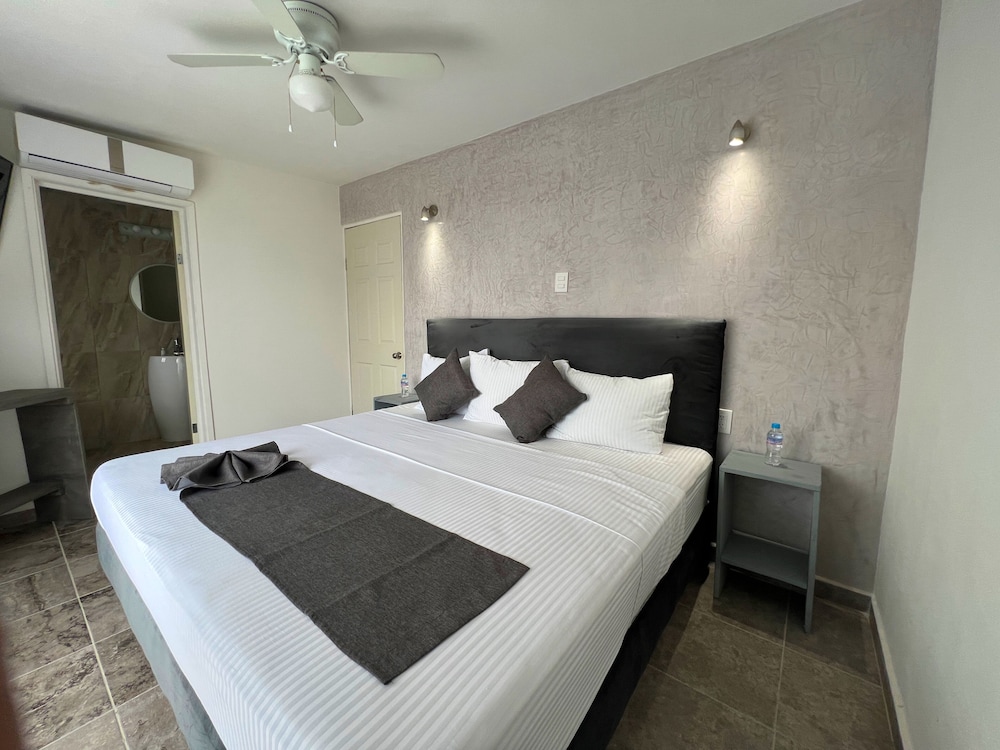 Junior Room, 1 King Bed, Hot Tub, Pool View photo 1