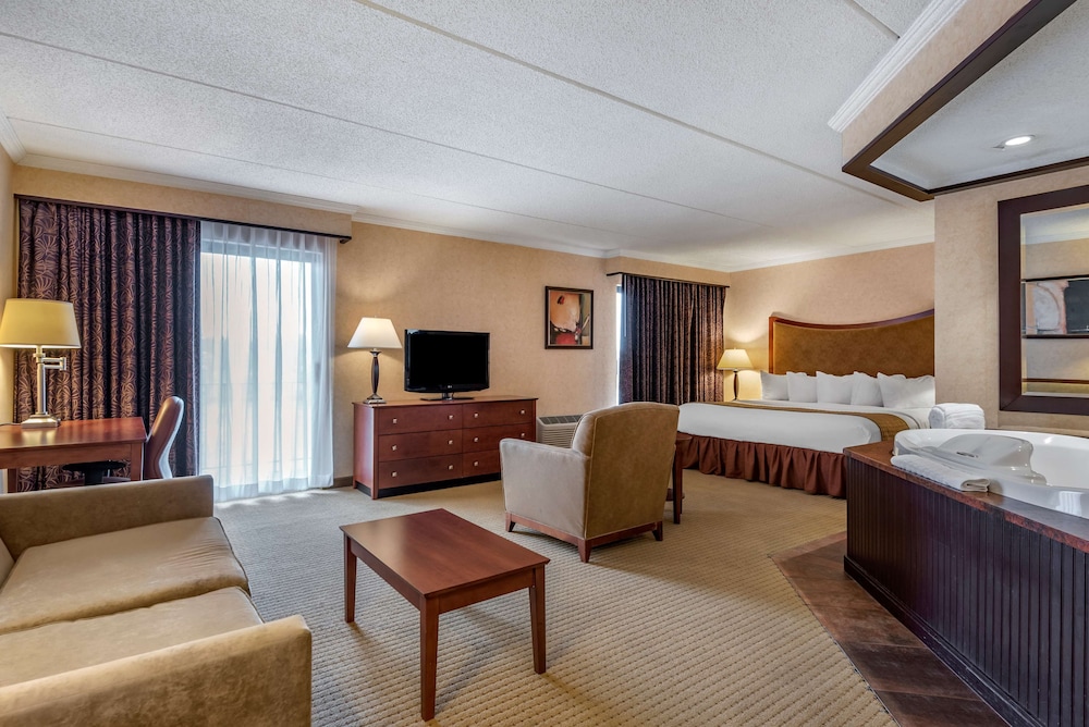 Suite, 1 King Bed, Hot Tub, River View (with Sofabed) photo 2