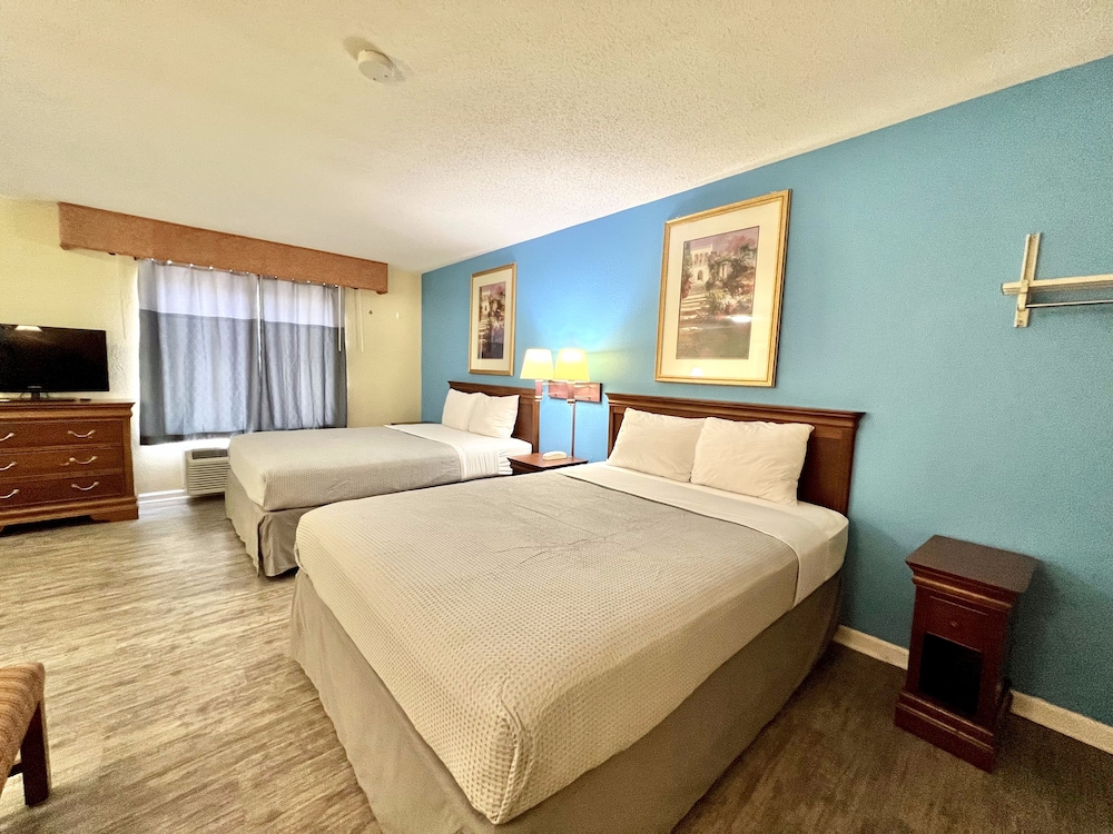 Standard Room, Multiple Beds, Non Smoking photo 2