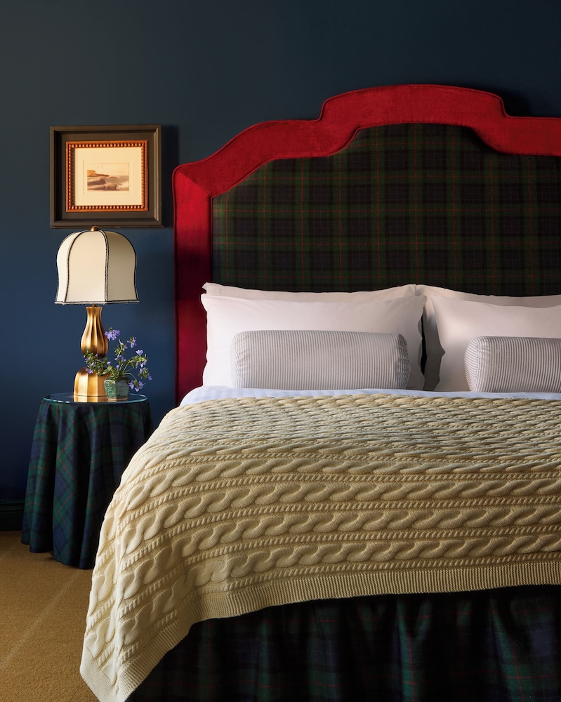 Deluxe Room, 1 King Bed photo 2