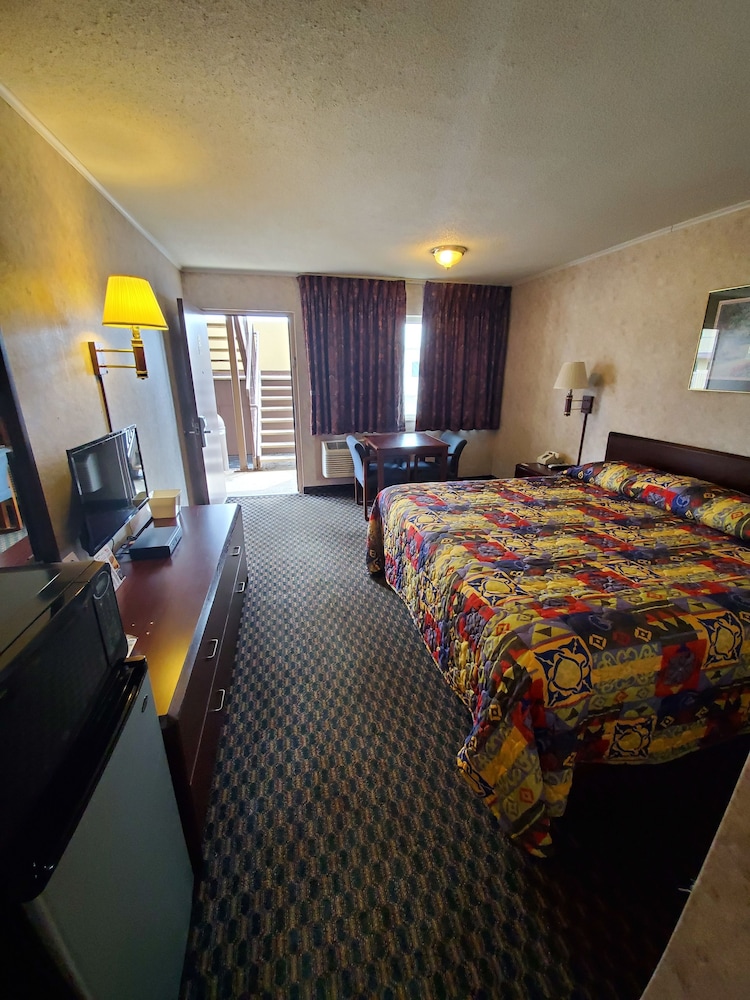Room, 1 King Bed, Non Smoking - Photo 2