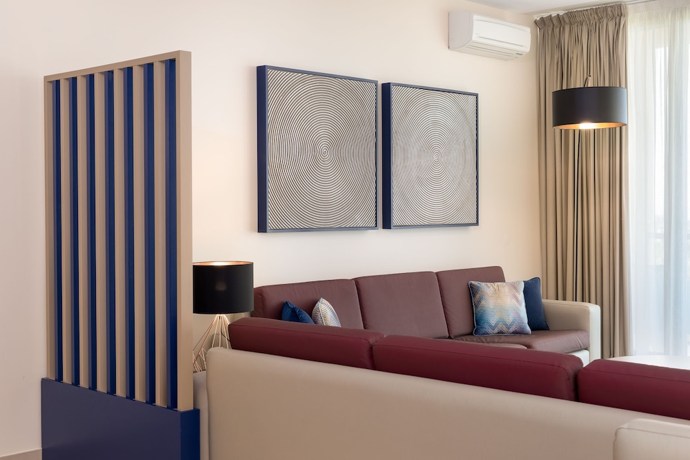Suite, 3 Bedrooms - Photo 6