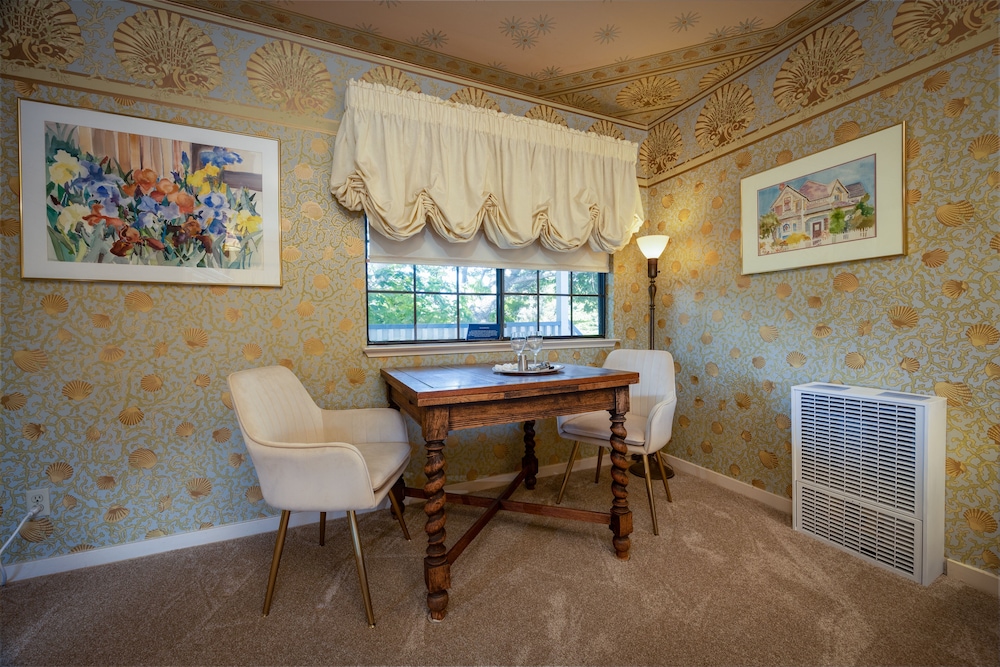 Luxury Room, 1 King Bed, Fireplace, Garden View photo 2